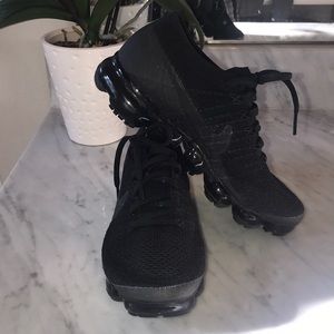 black vapormax size 8